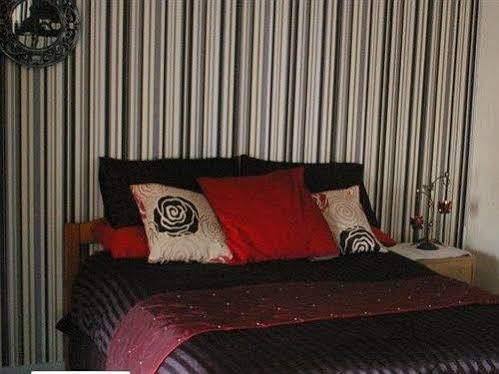 Holland Arms Hotel Gaerwen Bagian luar foto